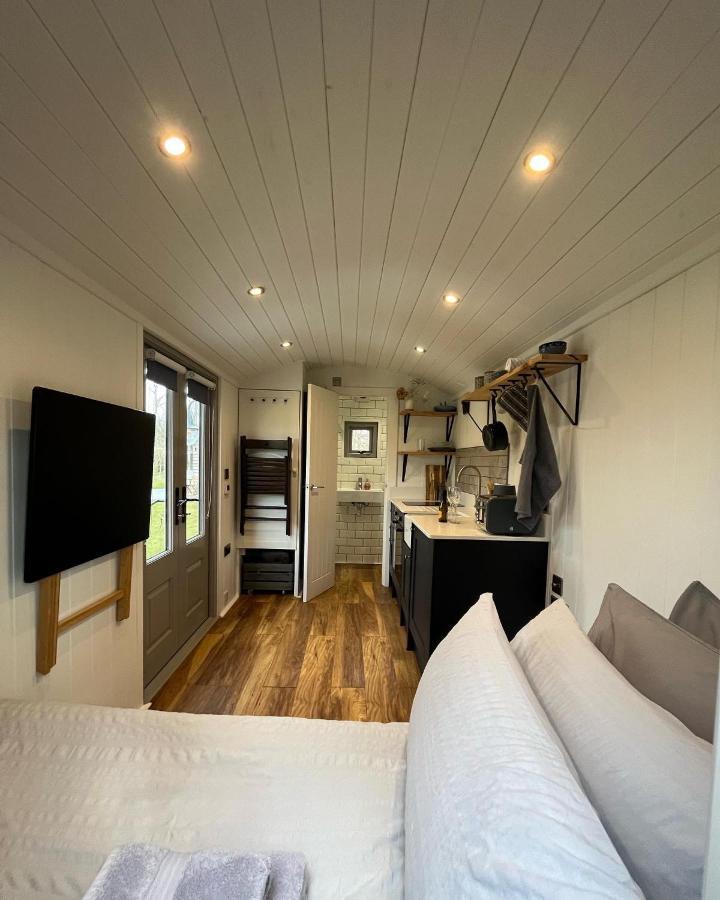Luxury Shepherds Hut - The Moorhen By The Lake York Exterior foto
