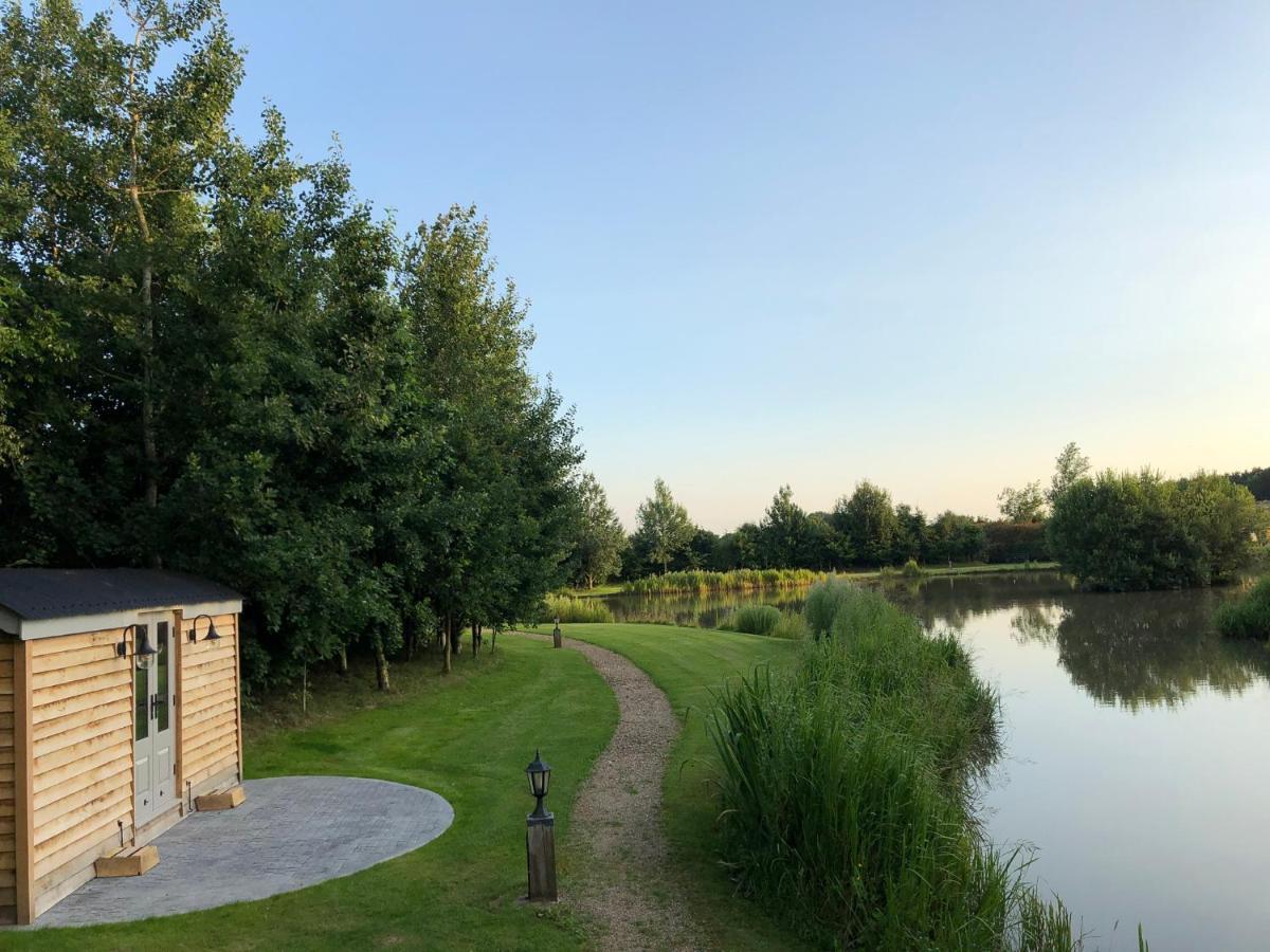 Luxury Shepherds Hut - The Moorhen By The Lake York Exterior foto