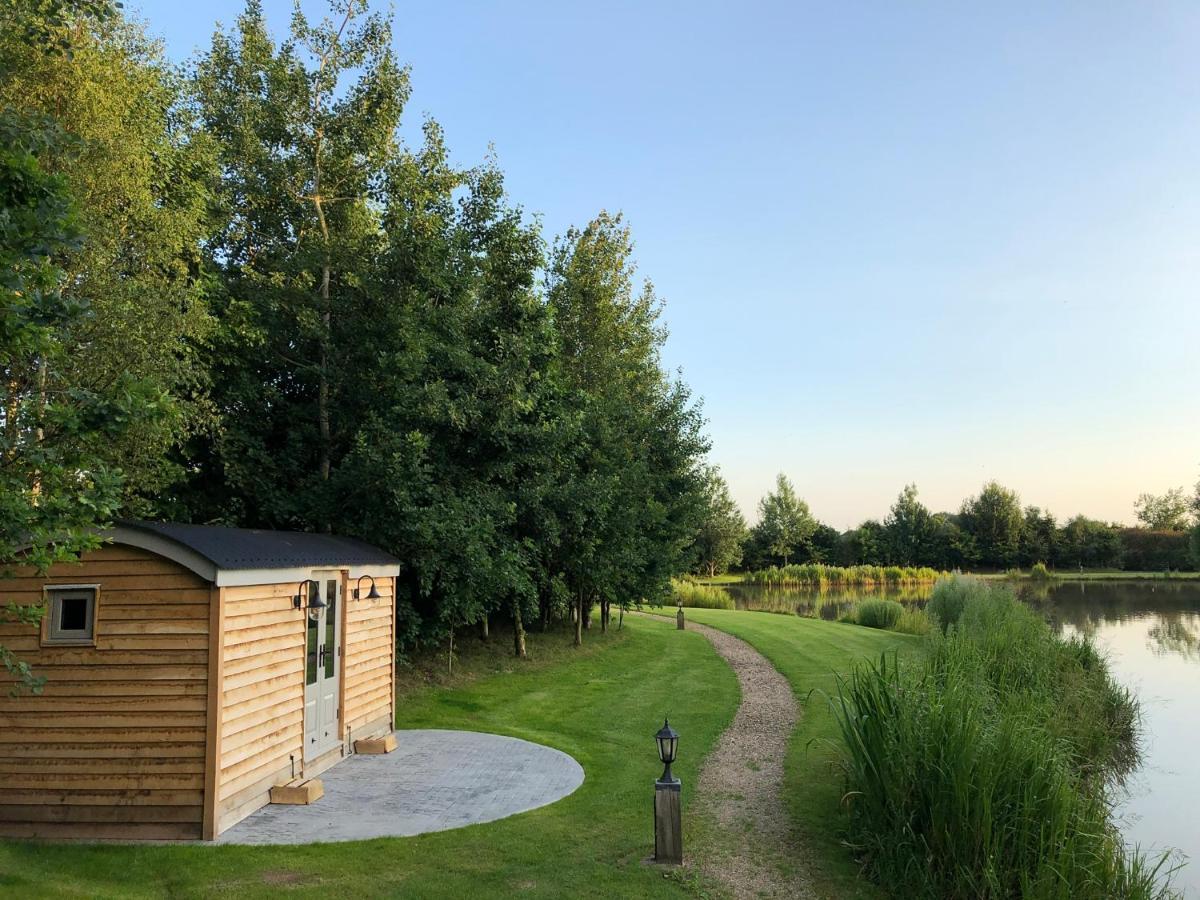 Luxury Shepherds Hut - The Moorhen By The Lake York Exterior foto
