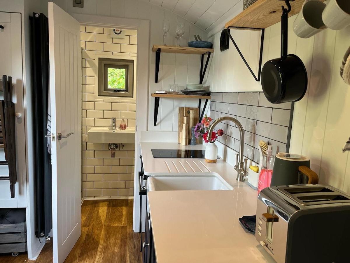 Luxury Shepherds Hut - The Moorhen By The Lake York Exterior foto